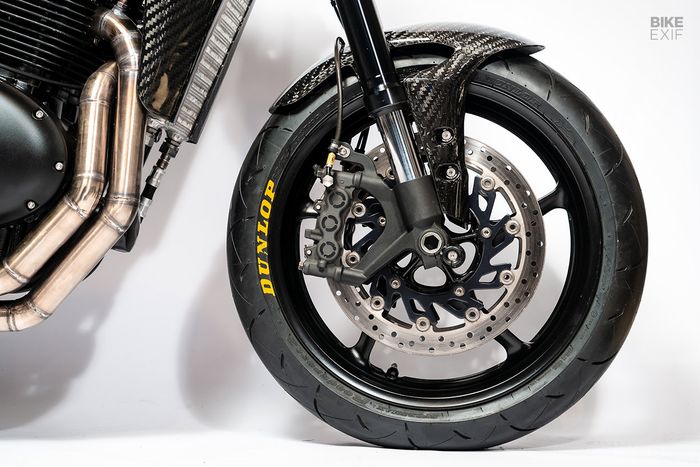 Kaki depannya diganti semua dengan milik Yamaha R1