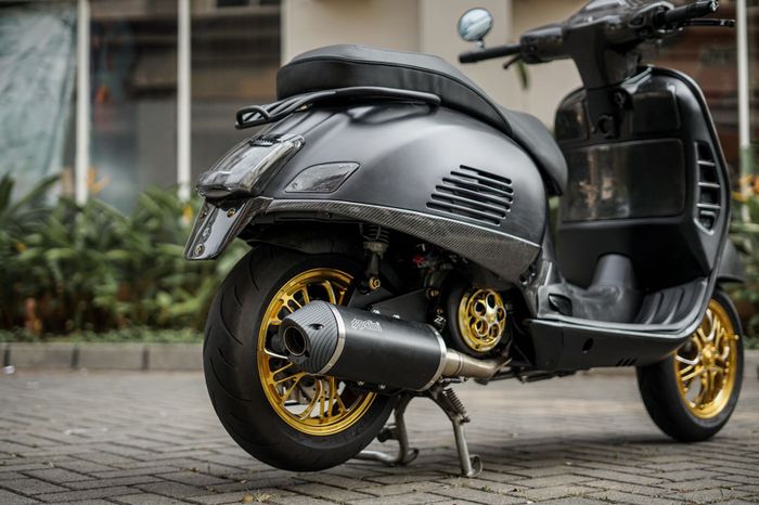 Tampilan Vespa GTS 150 milik Atta Halilintar terkesan mewah dengan rentetan aksesoris warna emas anodize