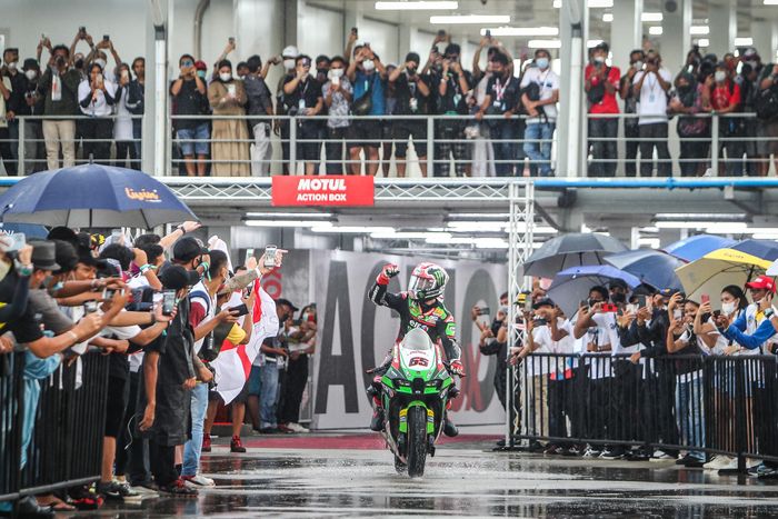 Jonathan Rea memasuki area parc ferme setelah memenangkan Race 2 WorldSBK Indonesia di kondisi basah.