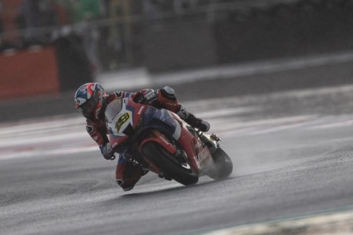 Alvaro Bautista melibas lintasan sirkuit Mandalika yang basah.