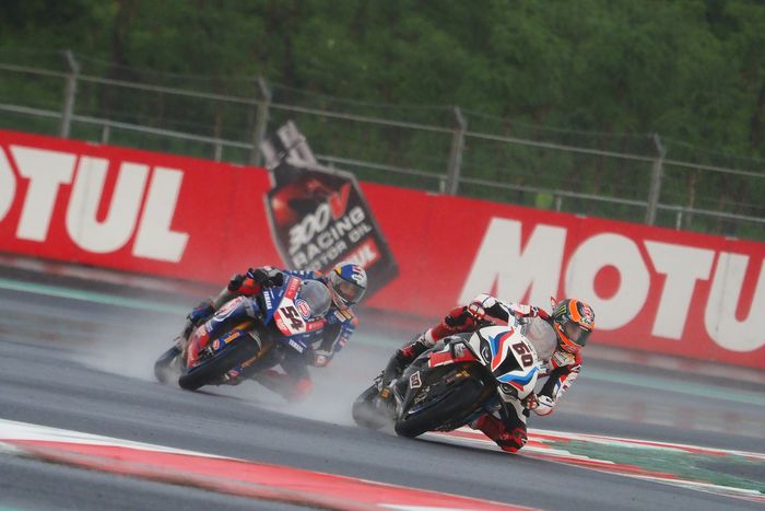 Michael Van Der Mark (60) berduel dengan Toprak Razgatlioglu (54) di lintasan sirkuit Mandalika yang basah.