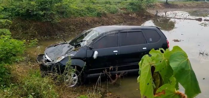 Toyota Avanza melesat ke kubangan usai serempet motor di kabupaten Majalengka, Jawa Barat