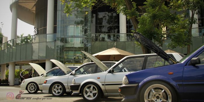 Puluhan mobil retro ikutan kontes yang diadakan di Senayan Park