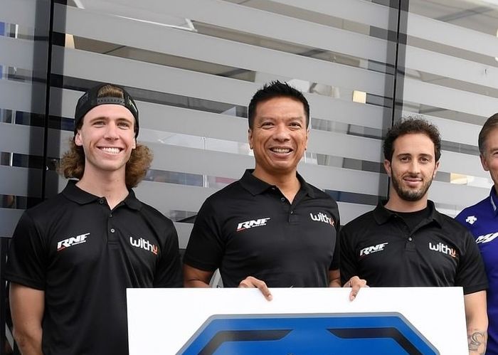 Bos tim WithU Yamaha RNF, Razlan Razali (tengah) bersama Darryn Binder (kiri) dan Andrea Dovizioso (kanan).