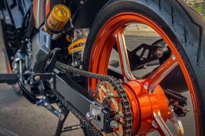Suspensi belakang diganti dengan shock Ohlins