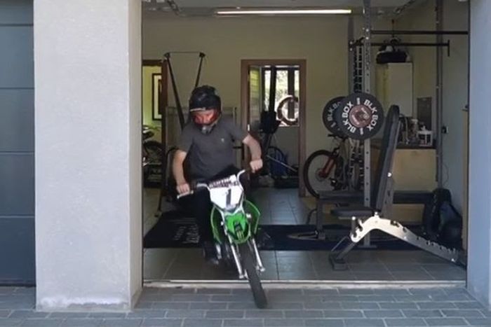 Jonathan Rea geber Kawasaki KLX 110 di dalam rumah