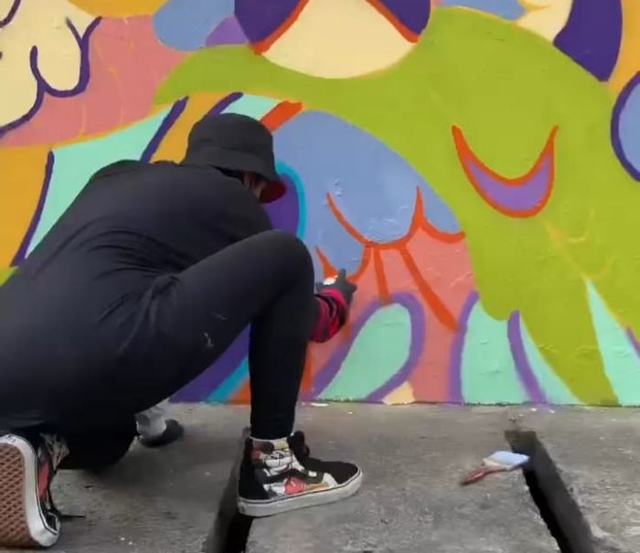 Mural sedang digarap salah satu seniman di dalam acara Repaint Indonesia