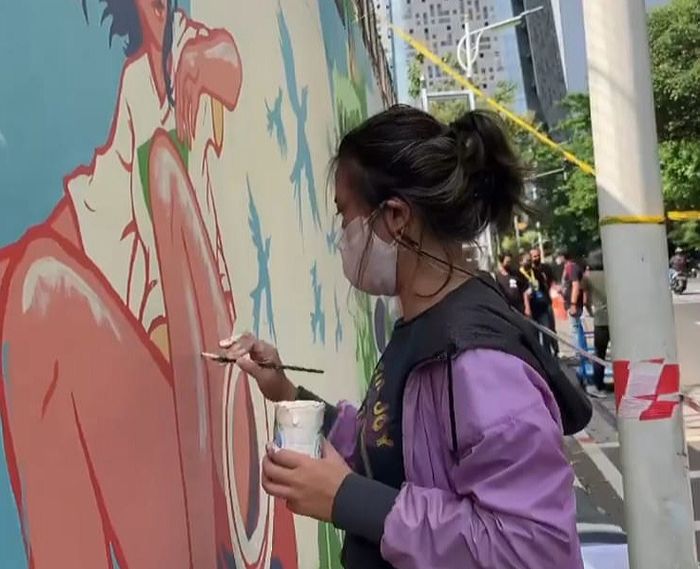 Salah satu seniman sedang membuat mural dalam acara Repaint Indonesia