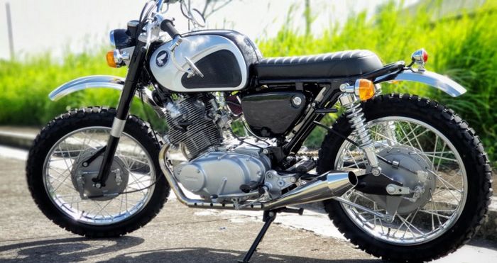 Dipasang juga jok kustom dan sepatbor klasik