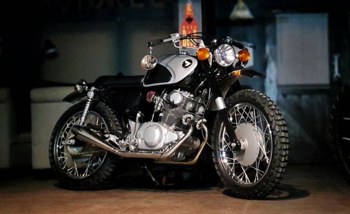 Honda CB77 SuperHawk scrambler yang menawan