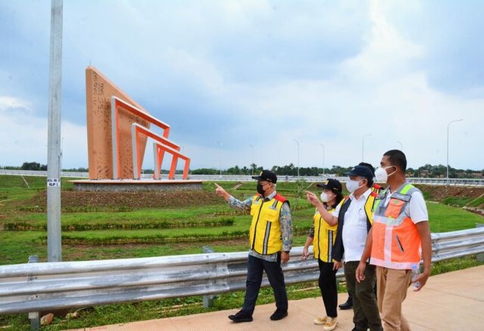 Konstruksi jalan tol menuju Bandara Kertajati sudah selesai.