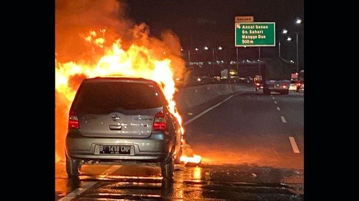 Nissan Grand Livina terbakar di tol Dalam Kota ruas Pluit arah Ancol, Pademangan, Jakarta Utara