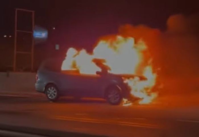Nissan Grand Livina terbakar di tol Dalam Kota