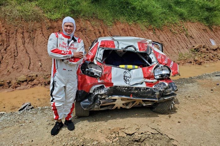 Bamsoet masih sempat berpose tersenyum di belakang mobil reli Citroen C3 R5 yang 'gepeng' setelah salto berkali-kali.