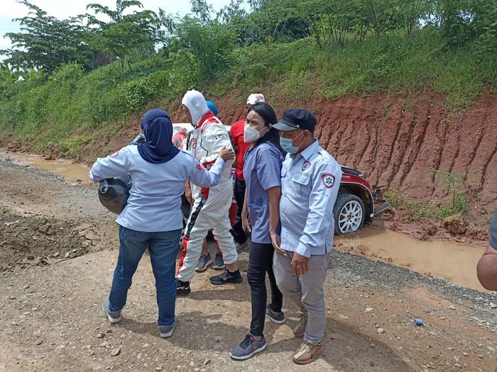 Bambang Soesatyo alia Bamsoet (memakai balaclava putih) berjalan usai alami crash parah di Reli Meikarta (27/11)