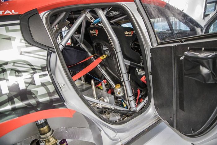 Tampak safety cage atau roll cage dari mobil reli Citroen R3 R5.