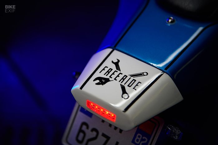 Bagian buntutnya diberi stoplamp mungil biar tetap street legal