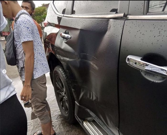 Tampak dari depan kerusakan pintu tengah sampai fender Mitsubishi Pajero Sport milik Kalina Ocktaranny istri Vicky Prasetyo
