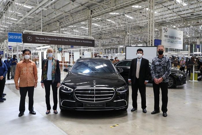 dari kiri ke kanan) Choi Duk Jun, Presiden Direktur PT Mercedes-Benz Distribution Indonesia, H.E. Ms. Ina Lepel, Duta Besar Republik Federal Jerman untuk Indonesia &ndash; Bapak Taufiek Bawazier, Direktur Jenderal Industri Logam, Mesin, Transportasi, dan Elektronika (ILMATE), Kementerian Perindustrian Republik Indonesia, Patrick Schwind Presiden Direktur, PT Mercedes-Benz Indonesia berfoto bersama di pabrik Wanaherang, Bogor.