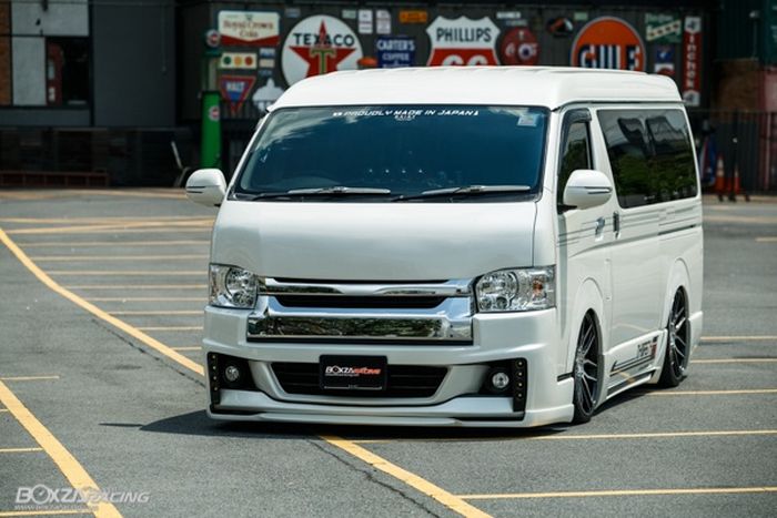 Modifikasi Toyota HiAce dipasok body kit buatan Dynasty Exist