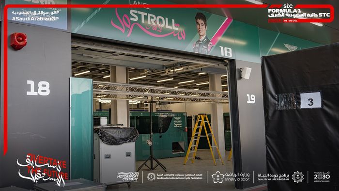 Tulisan paddock F1 Arab Saudi 2021 dengan kaligrafi Arab