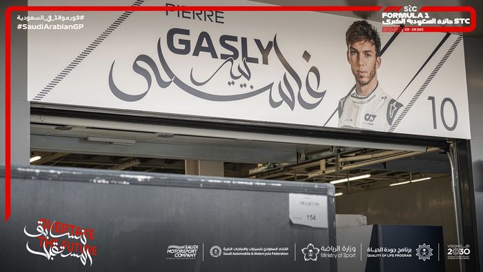 Tulisan paddock F1 Arab Saudi 2021 dengan kaligrafi Arab