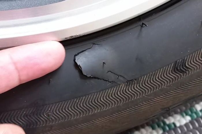Dinding ban mobil terkelupas(Kompas.com/Donny) 