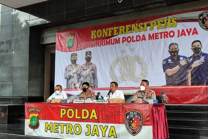 Kabid Humas Polda Metro Jaya, Kombes Endra Zulpan (kedua kiri) bersama Dirreskrimum Polda Metro Jaya Kombes Tubagus Ade (kedua kanan) saat pengungkapan kasus penembakan yang terjadi di Exit Tol Bintaro, di Polda Metro Jaya, (30/11/21)