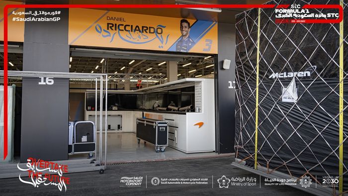 Tulisan paddock F1 Arab Saudi 2021 dengan kaligrafi Arab