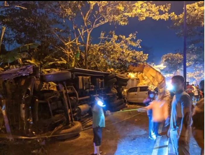 Warga mengevakuasi para korban tabrakan beruntun 6 kendaraan di JLS Salatiga