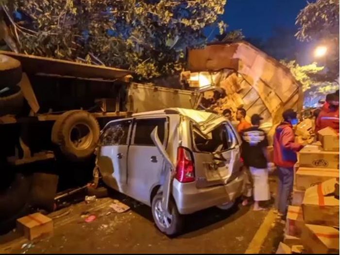 Tabrakan beruntun 6 kendaraan di Jalan Lingkar Selatan Salatiga, Jawa Tengah