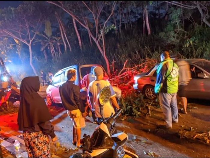 Kondisi usai tabrakan beruntun 6 kendaraan di Jalan Lingkar Selatan Salatiga, Jateng, (29/11/21)