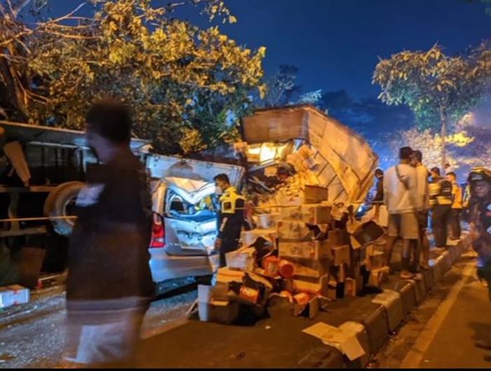 Barang-barang di truk berserakan usai tabrakan beruntun 6 kendaraan di JLS Salatiga, (29/11/21)