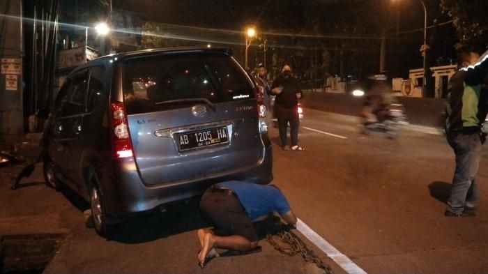 Daihatsu Xenia dievakuasi usai tabrak dua motor dan tiga pejalan kaki di Banyumanik, Semarang, Jateng