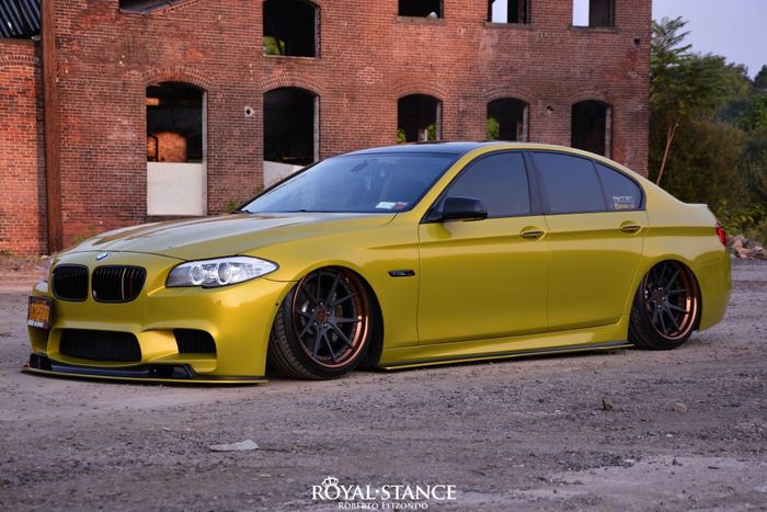 Modifikasi BMW Seri-5 F10 menawan dengan body wrapping kuning kehijauan