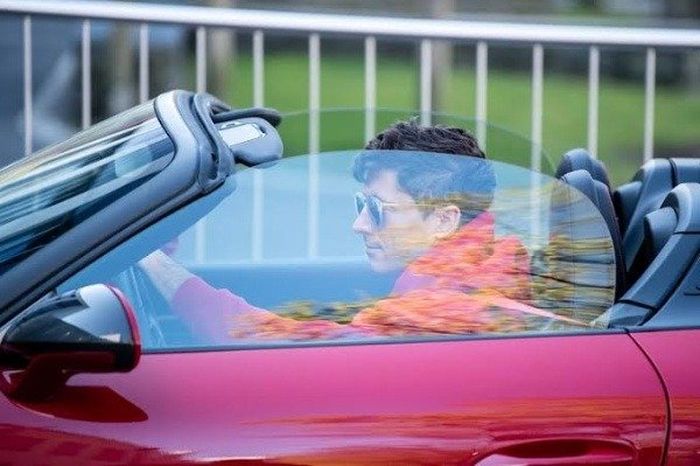 Robert Lewandowski yang tertangkap kamera sedang berkendara menggunakan Porsche 911 Speedster miliknya.