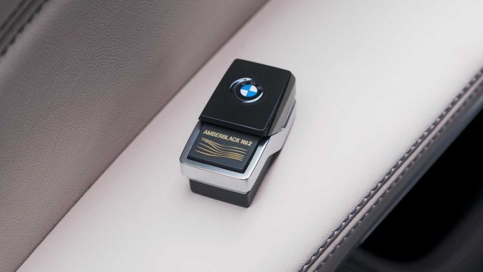 Parfum eksklusif di kabin BMW X7 UEA 50th Year Edition