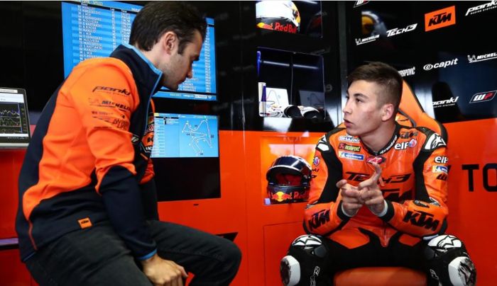 Saat tes pramusim MotoGP 2022 di sirkuit Jerez, Spanyol (18-19/11), Dani Pedrosa beri nasihat kepada Raul Fernandez. 