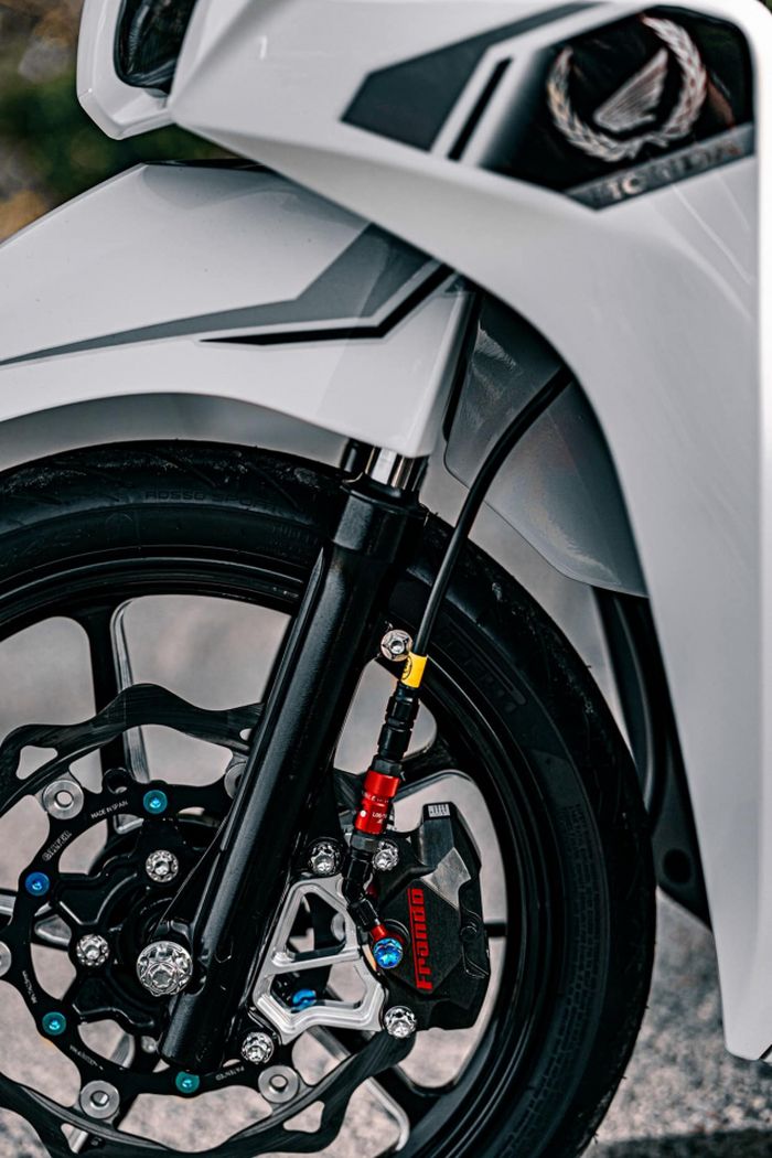 Kaki depannya makin impresif dengan pelek dan pengereman mewah