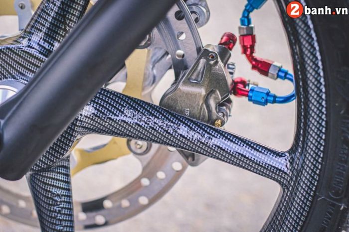 Pelek diganti dengan produk RCB dan diberi aksen karbon