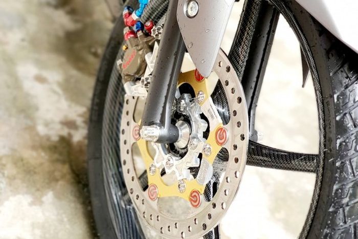 Pengereman diupgrade dengan Brembo