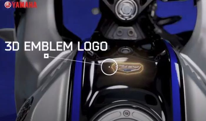 Ada 3D emblem logo R15M di atas tangki