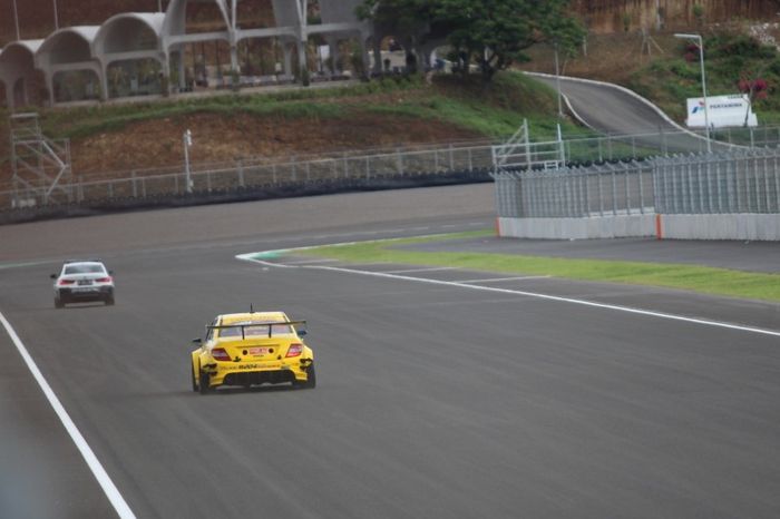 Tomi Hadi membejek mobil balap Mercedes-Benz W204 miliknya menuju T1 sirkuit Mandalika.