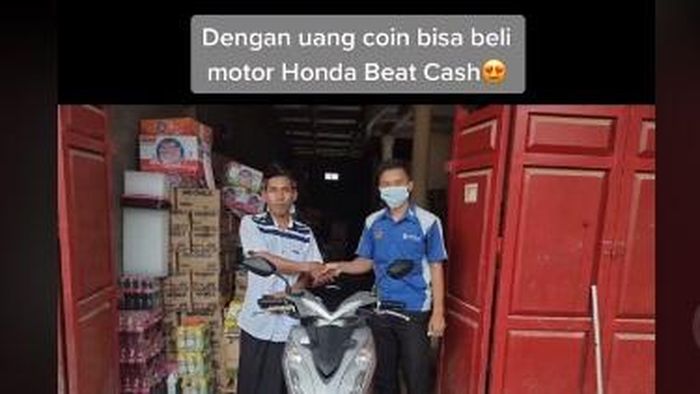 Iwan Setiawan saat membeli Honda BeAT menggunakan uang koin