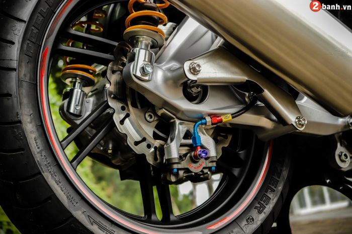 Rem belakang pakai kaliper Brembo dan cakram Malossi juga