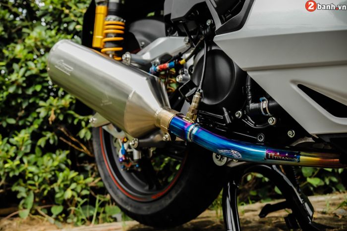 Untuk bagian mesin hanya dipasangi exhaust system bermuffler LeoVince 4Road