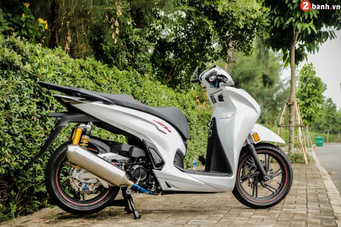 Honda SH300i berparas elegan dan mempesona