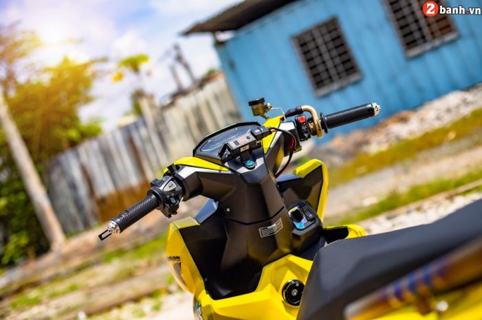Area kokpitnya masih cukup standar tapi ada part tambahan berupa Voltmeter dan USB port