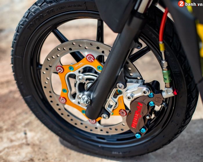 Kaki-kakinya mendapatkan pelek RCB dan pengereman sangar