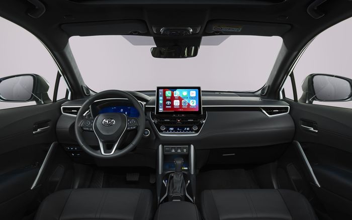 Interior Corolla Cross versi Eropa dengan layar instrumen 12,3 inci dan layar 10,5 inci.